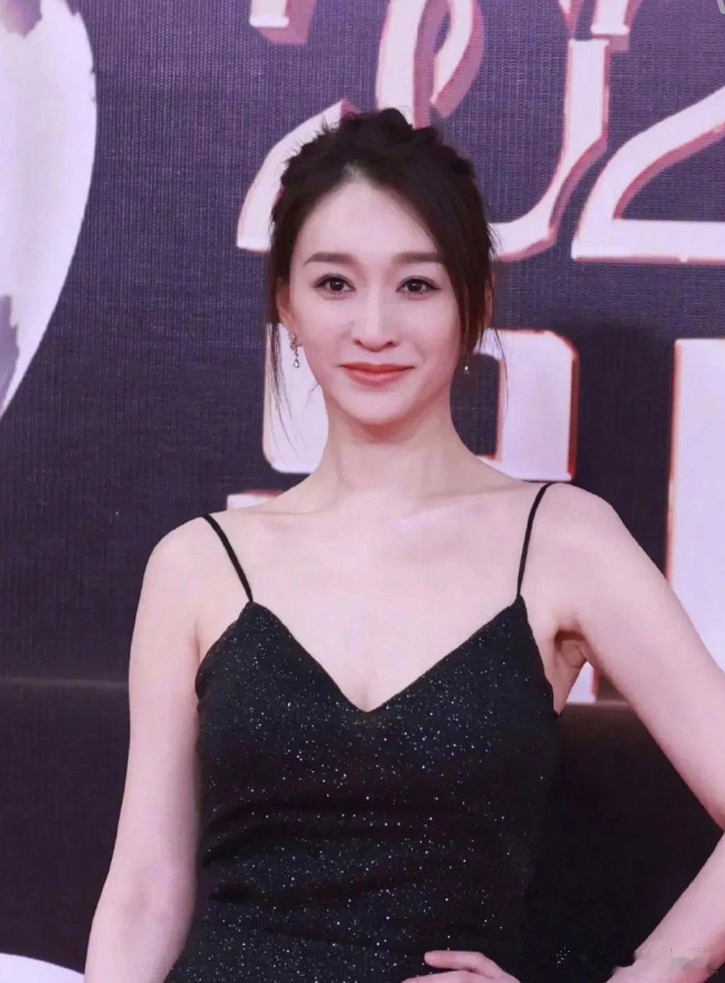 李小冉美了一辈子李小冉没有尴尬期的美人李小冉骨相太优越，不管什么年纪都美得很从