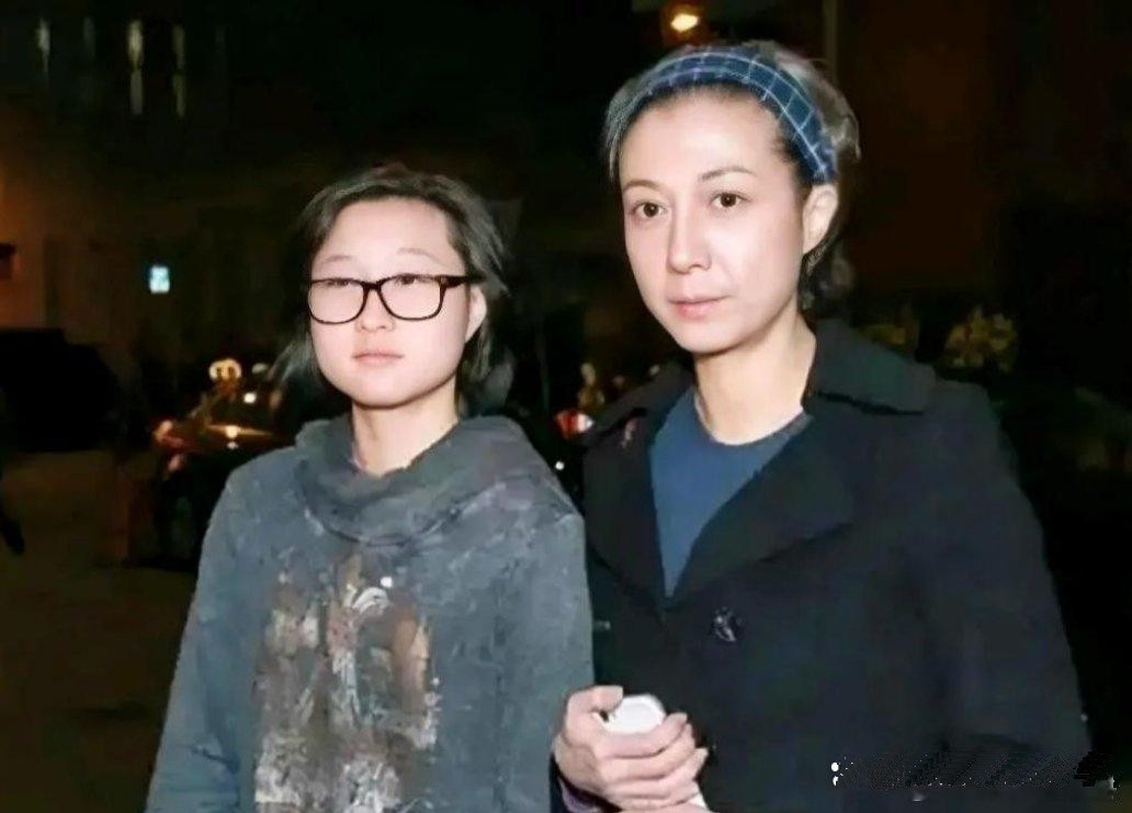 成龙不认他女儿的原因:一、吴绮莉不愿意让女儿做亲子鉴定。如果吴绮莉让女儿