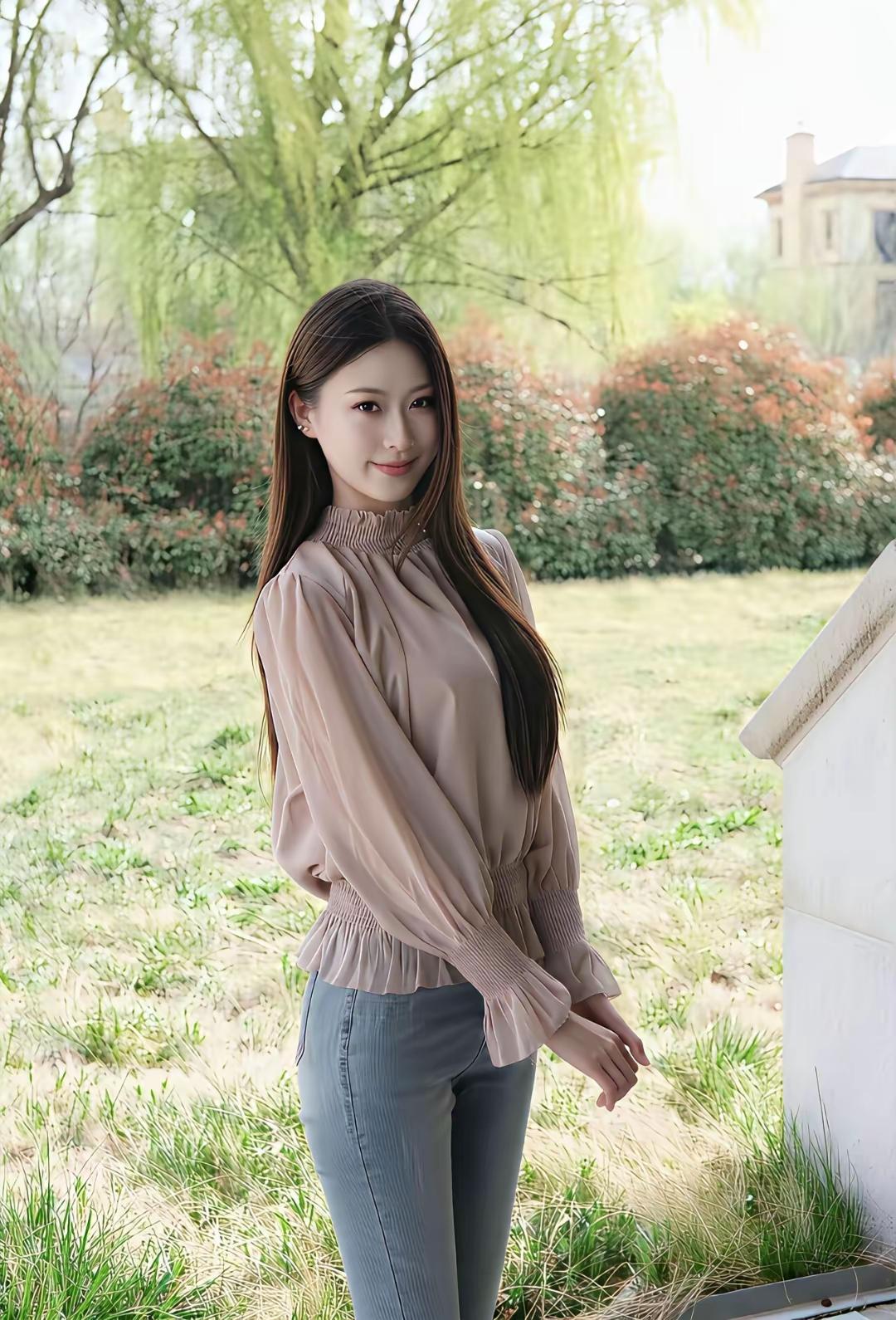 春日暖阳下，温柔少女漫步花园，浅笑嫣然，岁月静好。美女小姐姐