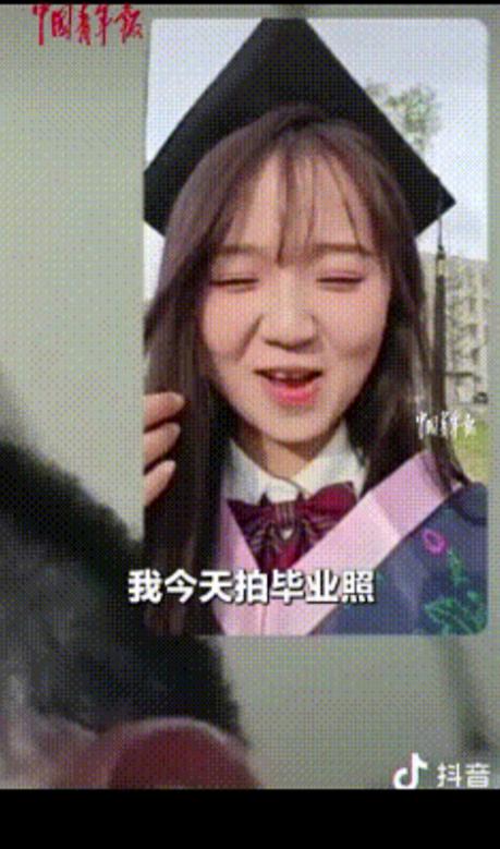 破防了！辽宁沈阳一女生大学毕业拍照，她穿上学士服后，就想着给爸爸妈妈打视频分享自