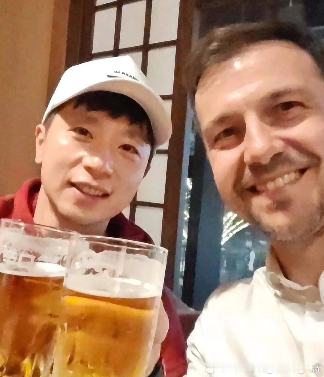 马龙与波尔见面喝啤酒近日，波尔结束中国行，在紧张的行程中还和老友马龙约饭，马龙与