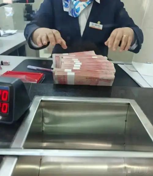 打脸来的这么快！浙江杭州，女子去ATM机存约三万现金，存完发现账户里只存入183