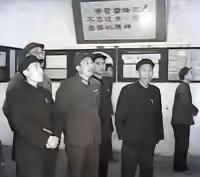 老照片回忆：1962年10月，抚顺团市委书记宋延章（左一）陪同沈阳军区王良太
