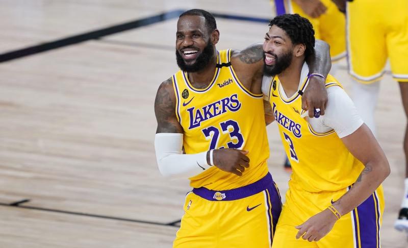 阿里纳斯：詹姆斯早就想让位，只是戴维斯无力当湖人老大！11月29日。在湖人主场