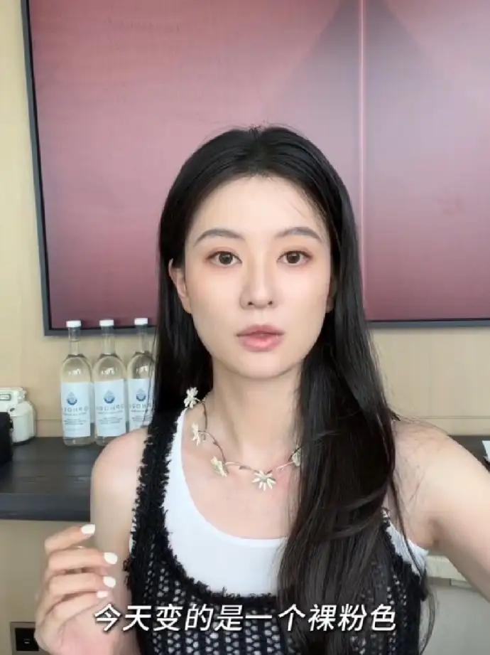 这竟然是乔欣，婚后面相变化挺大，是越来越夫妻像了。这姐天生的富贵命，不管是亲父