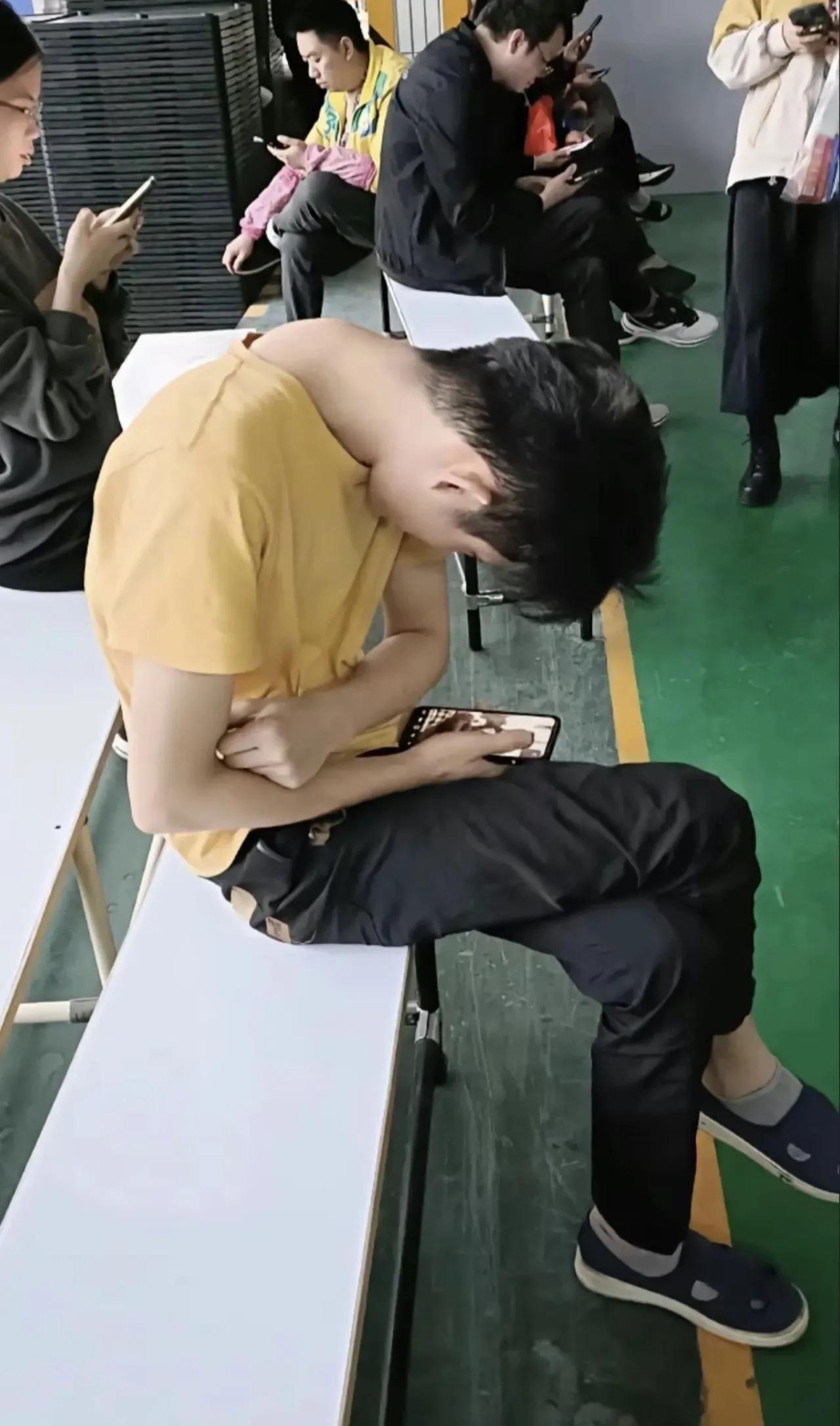 可怜的孩子，手机害了多少青少年啊​​​网友就评论说：​1，颈椎炎就是得这