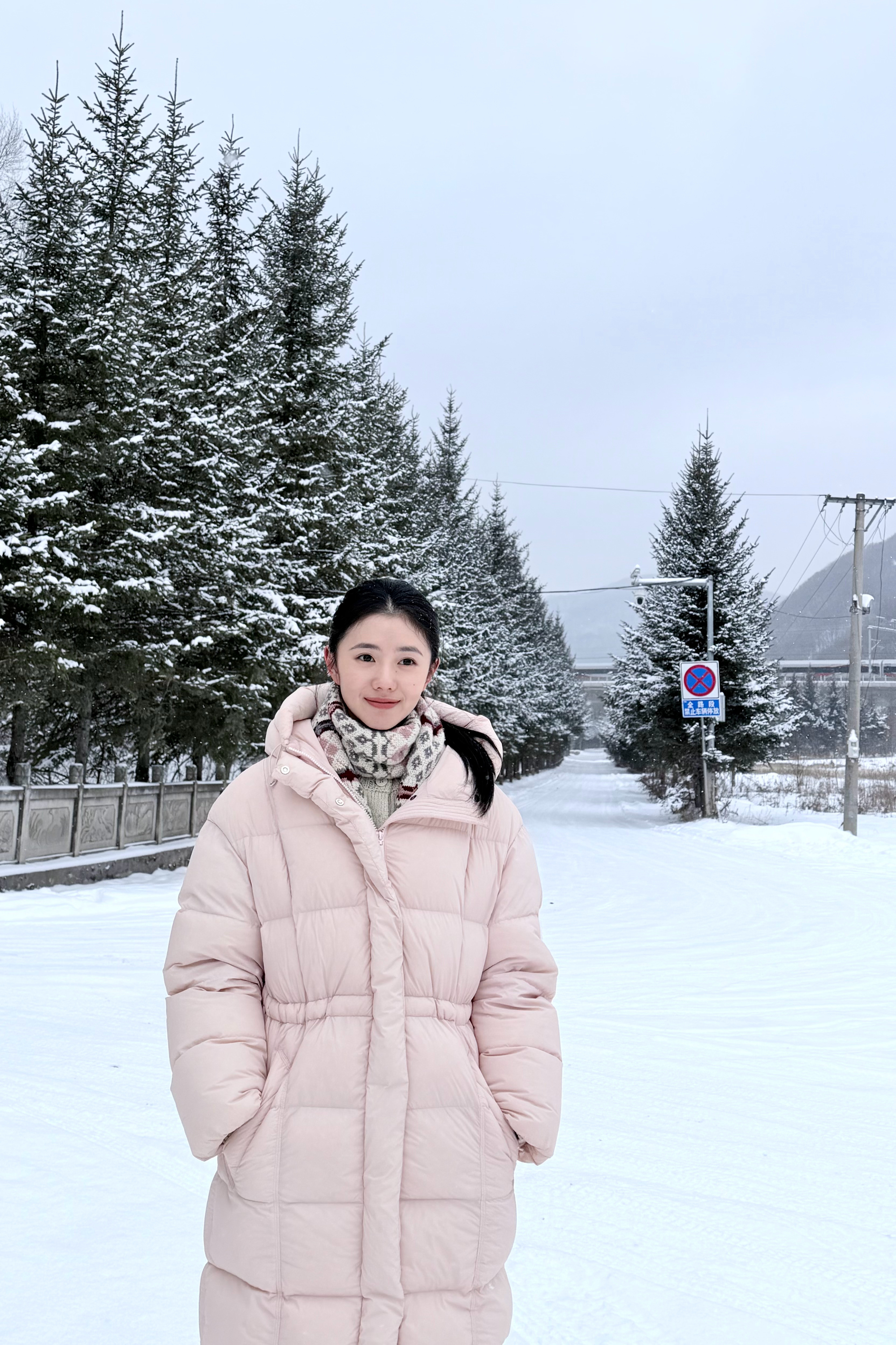 刘浩存真的把普通的一件粉色羽绒服穿的很好看