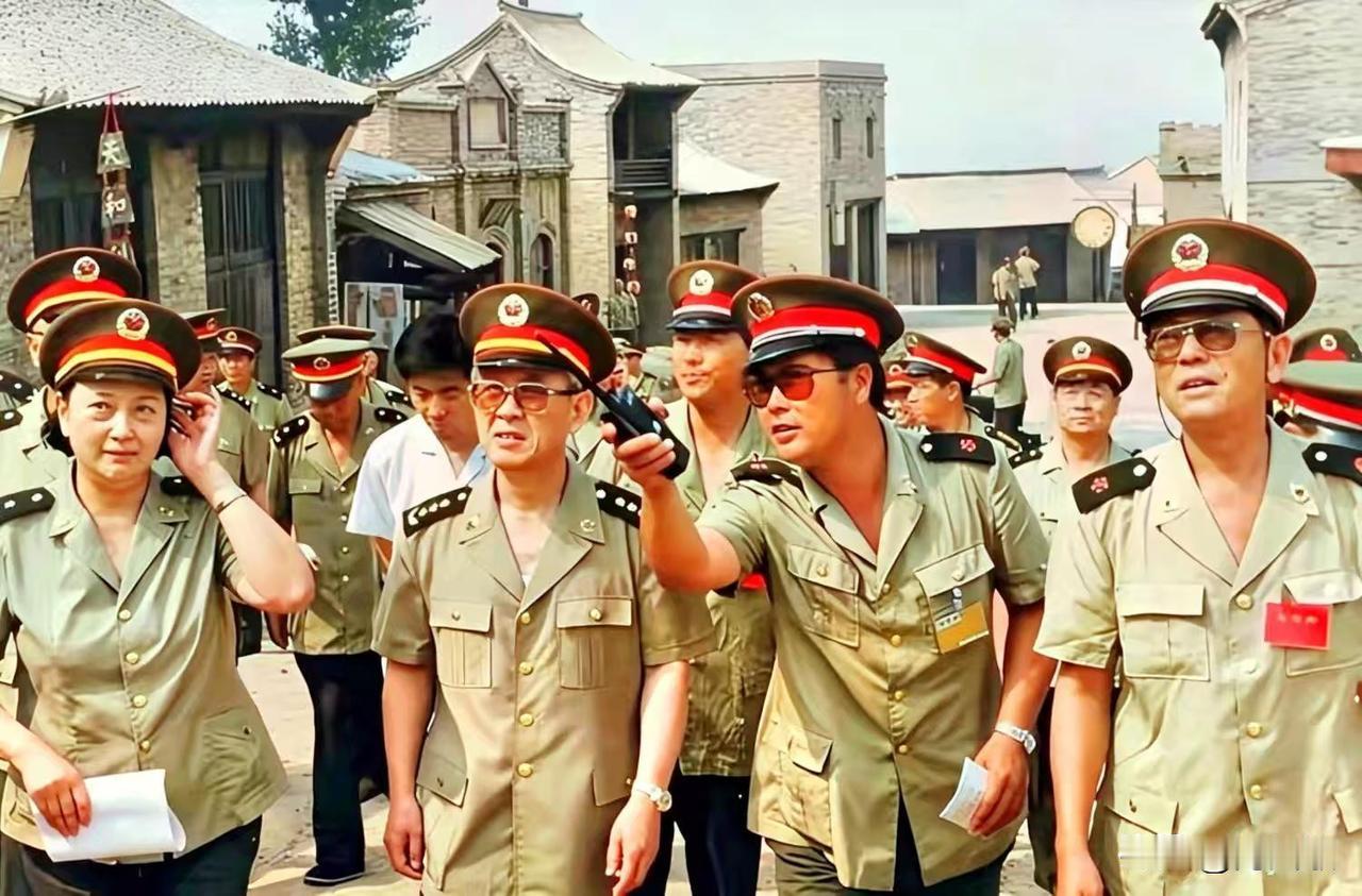1995年盛夏，史诗巨制《大转折》拍摄现场，时任解放军总政治部主任于永波上将亲临