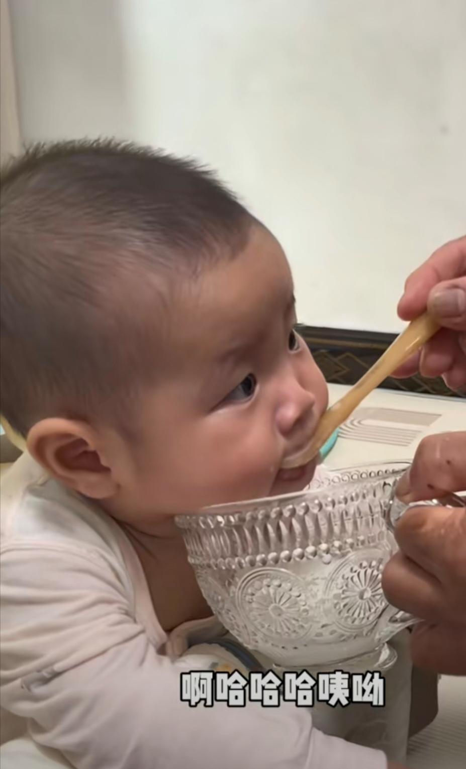 学长小芬女儿皮姐第一次吃除奶以外的辅食，这小妹妹的表情太逗太可爱了。吚吚呜呜叫，
