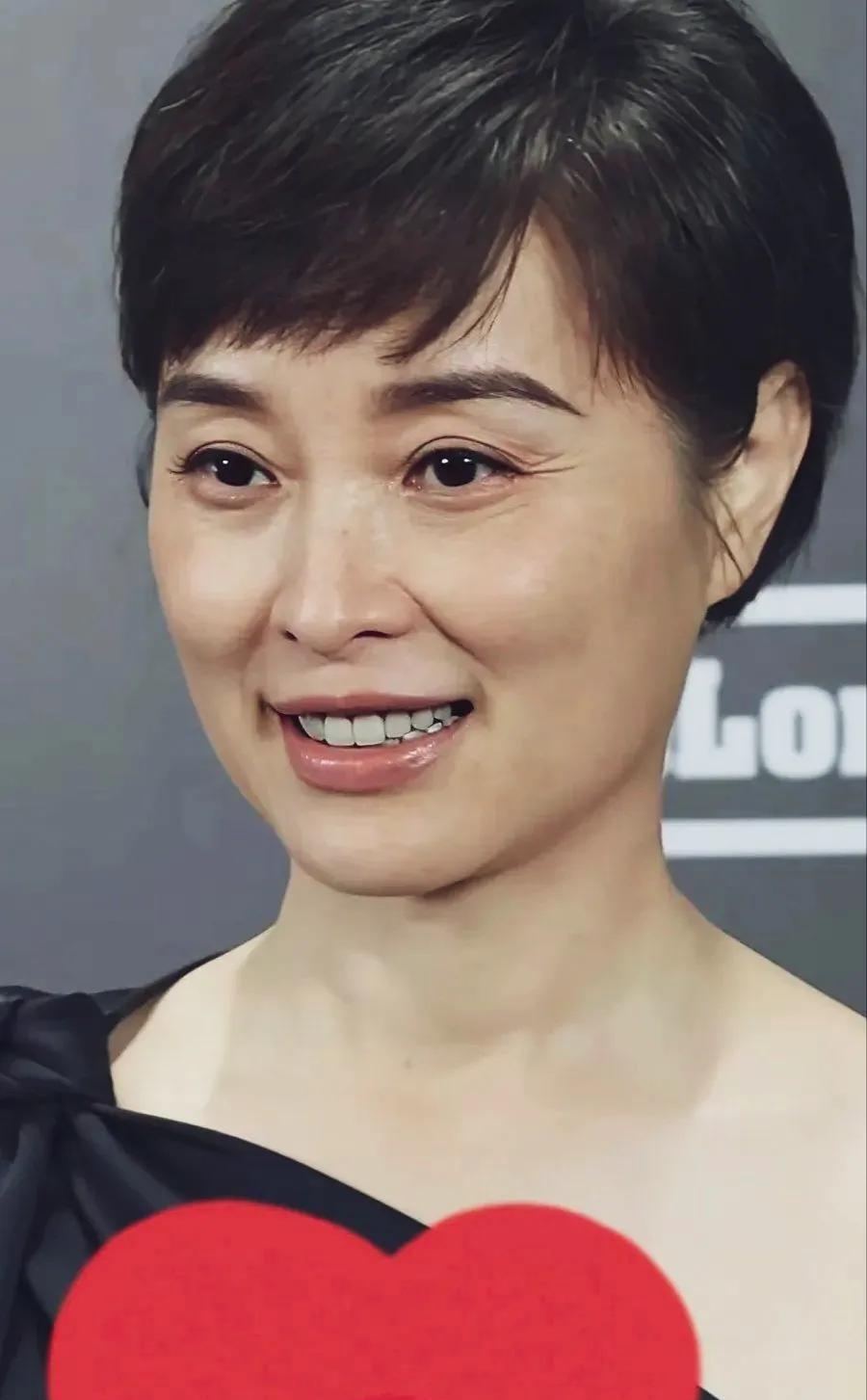 吴越的一张普通照片，清新淡雅的妆容，真实的细纹和轻微的法令纹，呈现自然老去状态，
