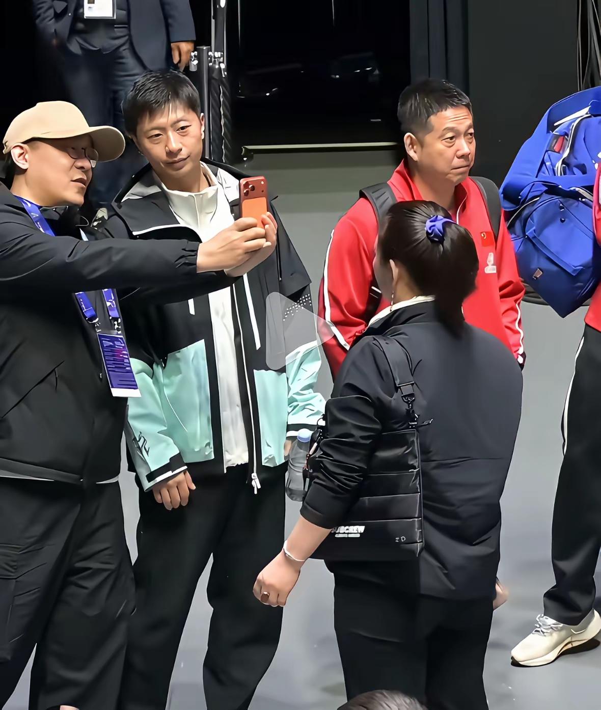 外协球员和工作人员争相与龙队合影，成了世乒赛一道亮丽的风景线！龙蟒现身伦敦后，