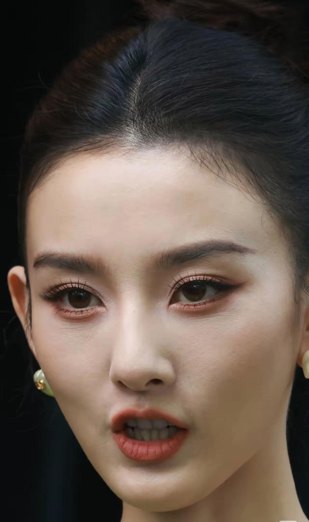 宋祖儿，超近怼脸生图。还是要年轻啊，怼这么近都没什么瑕疵。