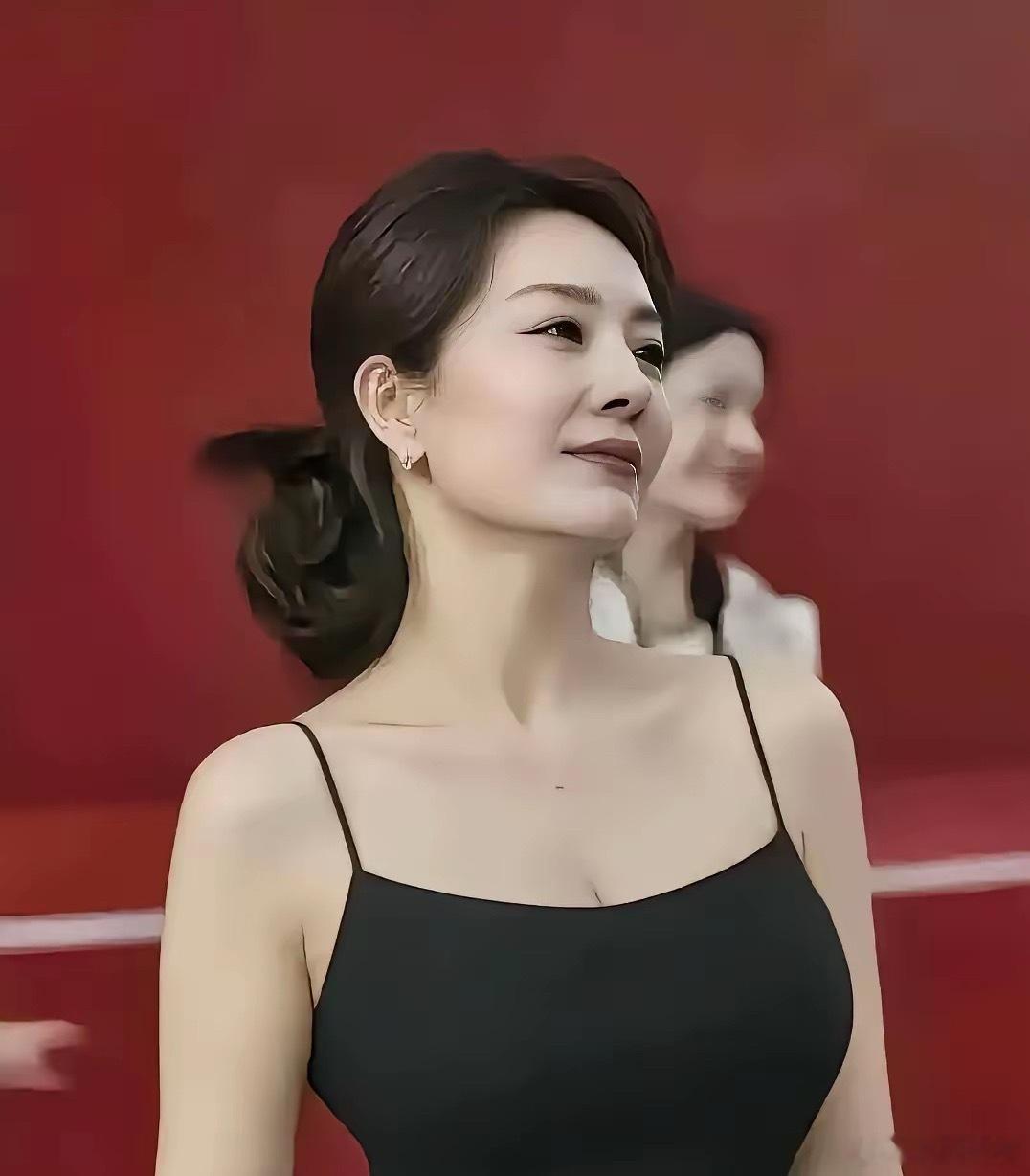 看了“秦主任”的爆火发现全民的审美回来了，不在是蛇精脸。​​​