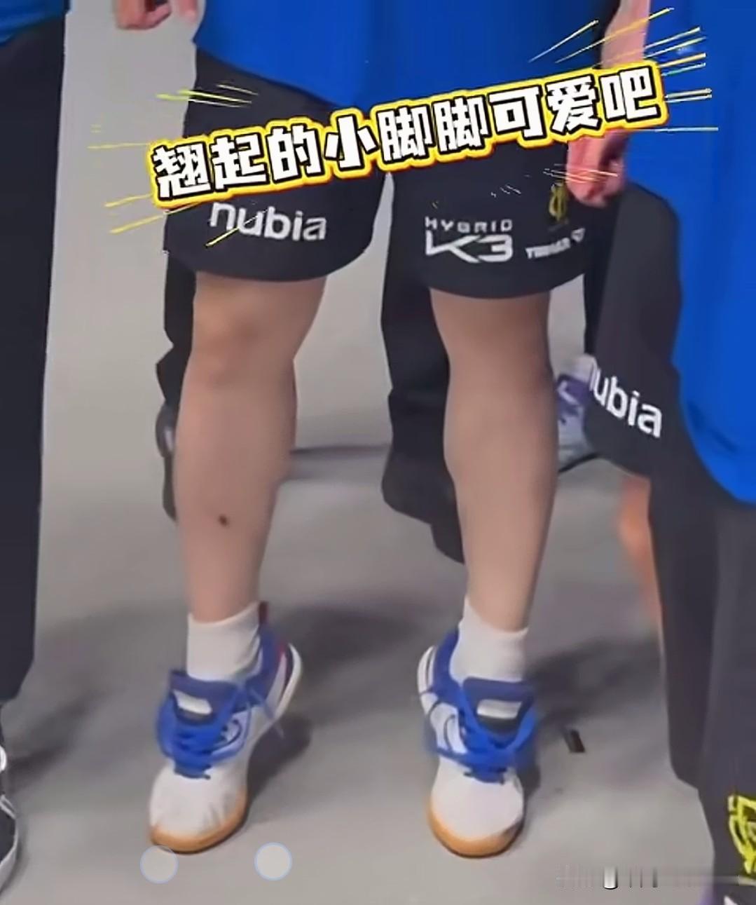 东哥这张照片好可爱！樊振东在萨尔布吕肯俱乐部时，每一场胜利，运动员，教练员站在