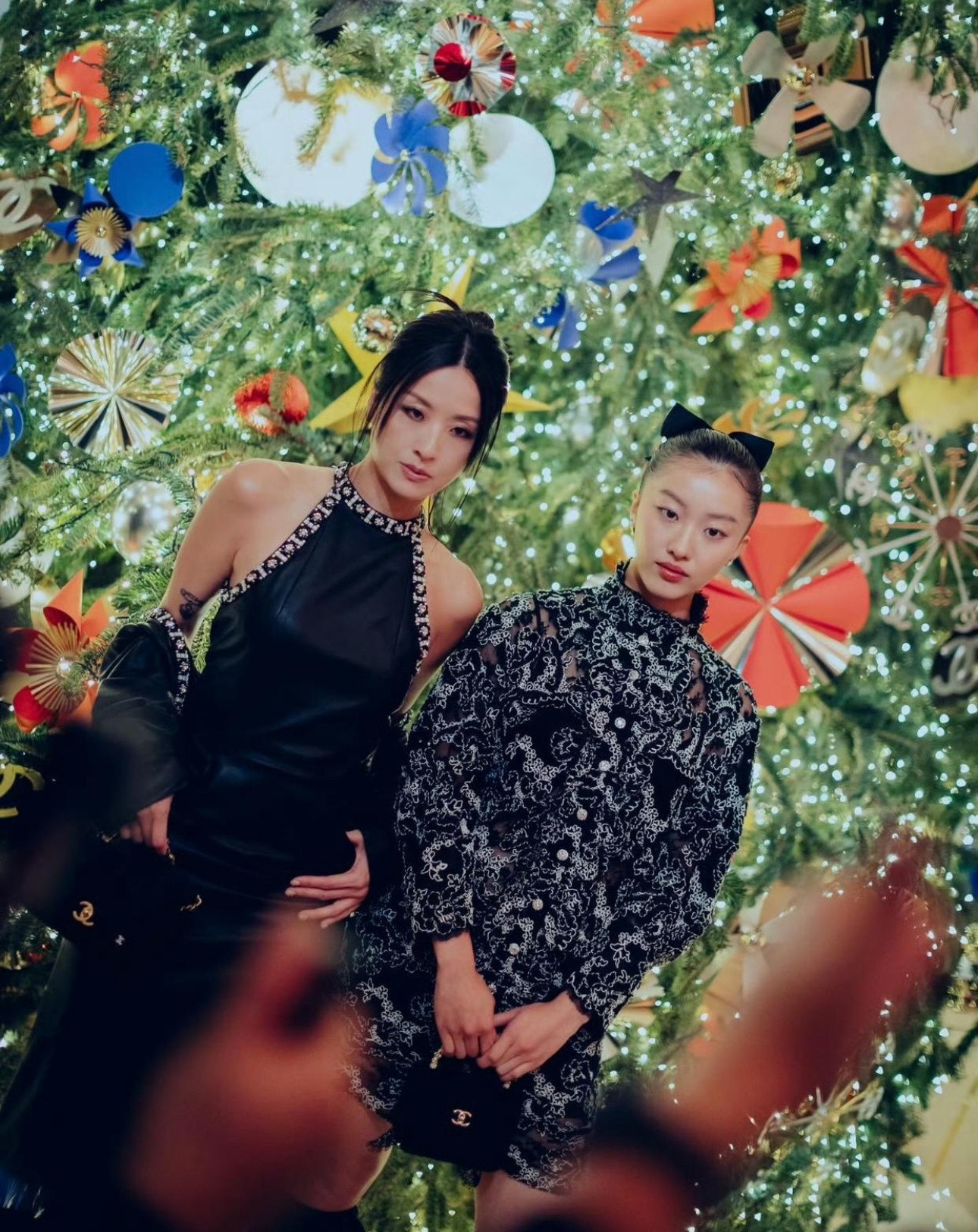 狠狠感受到徐濠萦的美了，只要不乱穿袜子，这一身打扮就很有星范。多年以后她保持苗条