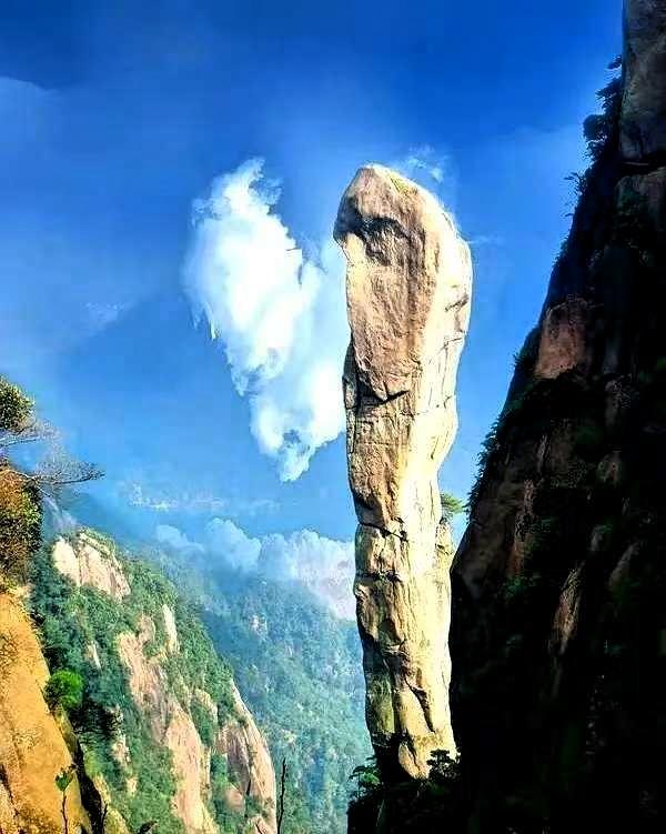 江西那座叫“巨蟒峰”的山，2017年出了件怪事。当年凌晨，三名人员避开景区正常路