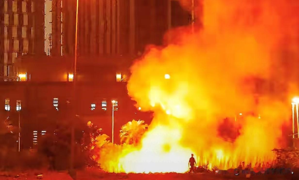 全球亮红灯！美国紧急下令所有驻外使馆进入戒备状态3月17日，美国国务院罕见下