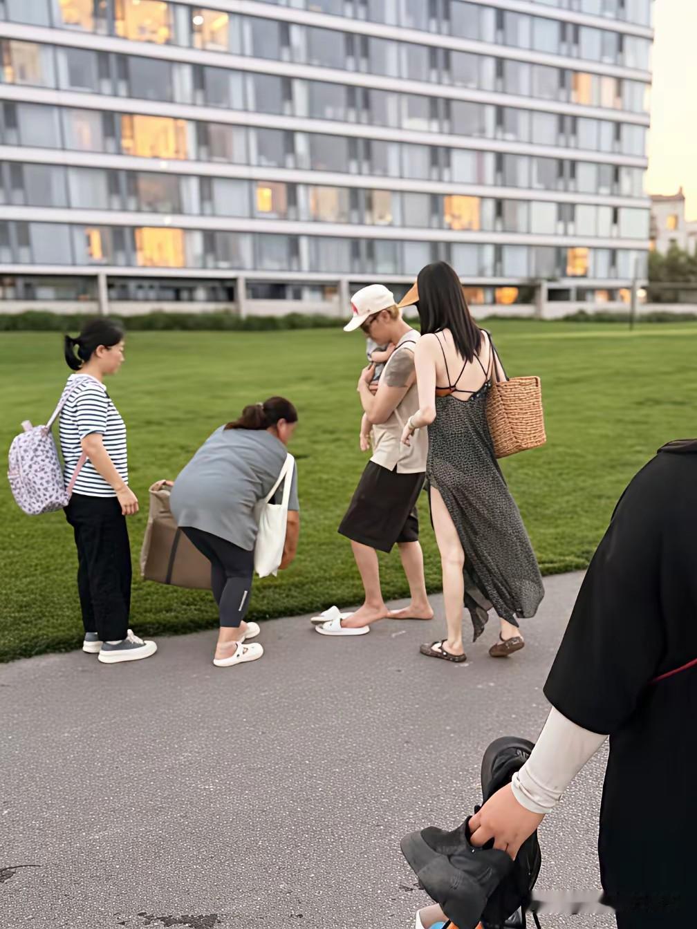 很少看见陈伟庭.何穗夫妇俩同框，这次见到了，这陈伟庭肯定是一个恋家的男人，两人保