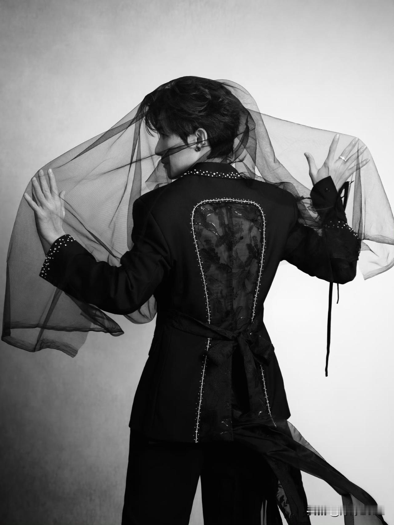 陈楚生，我的天啊，你在干什么！成都吃太香啦！镂空蕾丝西装，黑色头纱，黑色猫咪