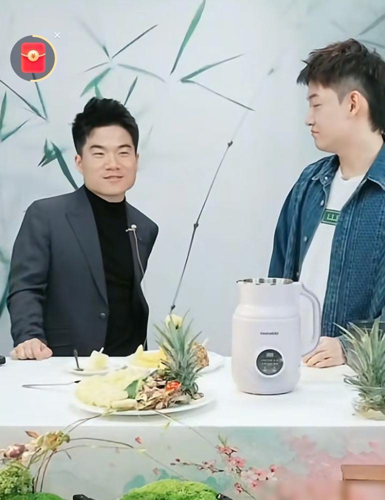 别心疼董宇辉。他是带着2亿分手费的幸存者。2024年，东方甄选砸下2.18亿