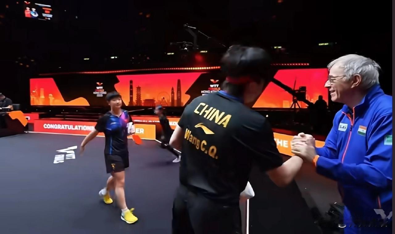 印度这个教练是真的喜欢莎莎和楚钦。赛后楚钦过去跟印度教练握手，印度教练笑着看朝