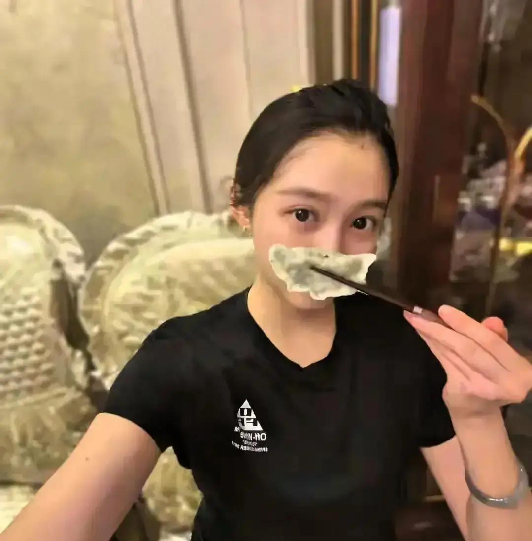 关晓彤一条包饺子视频，380万点赞冲上热搜。爷爷一句“馅咸了”直接把人拉回现实。