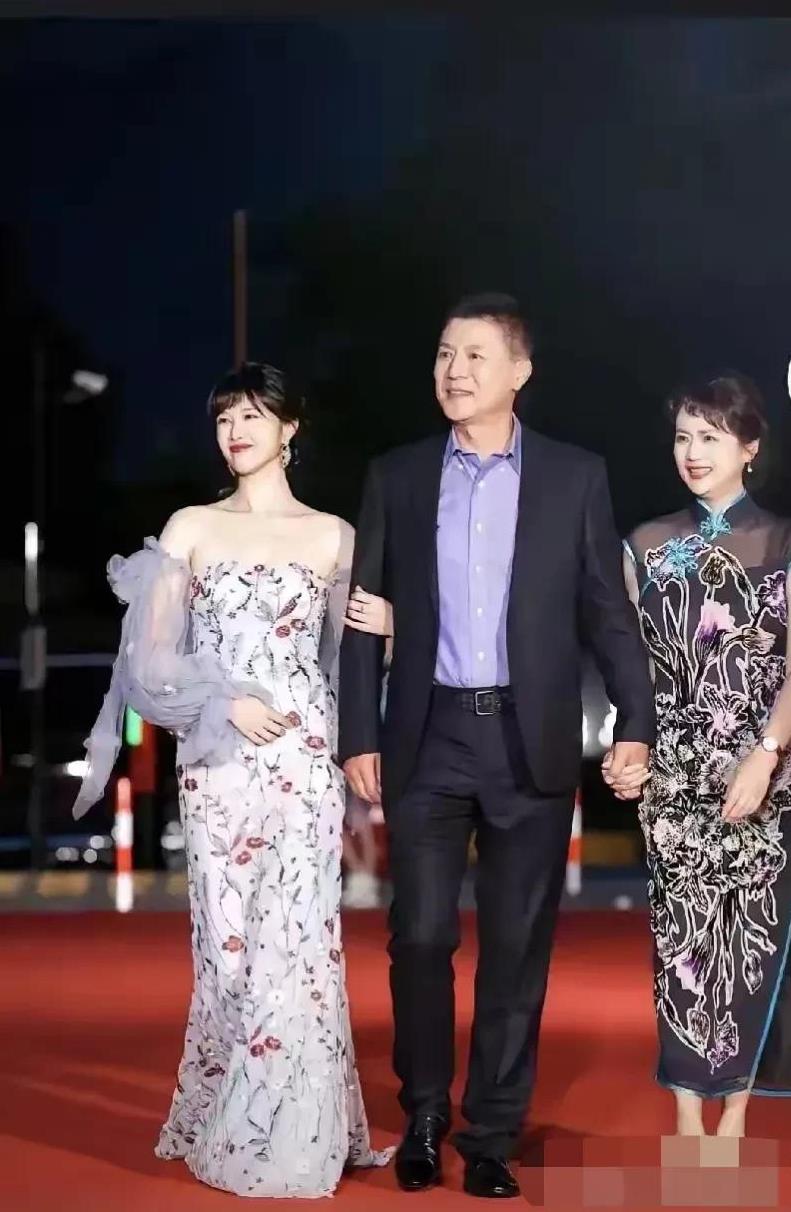 帅哥，真是太幸福了，一边挽着一个美女，真是让人羡慕不已，你知道这两位美女是谁吗？