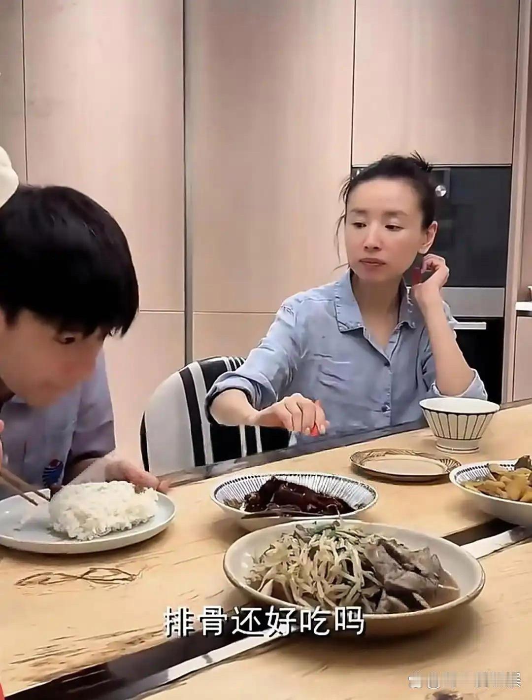 董洁家的桌子真的是个谜！这么大的缝隙不怕东西掉下去吗？而且桌面还有小疙瘩，这品质