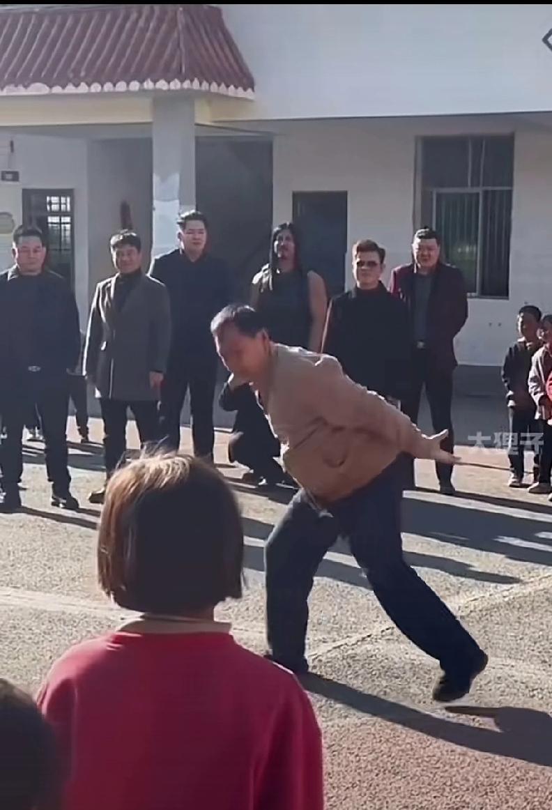 70岁老头儿还在台上耍闪电五连鞭，台下小伙儿一冲上去，保安赶紧拽走。他不练实战