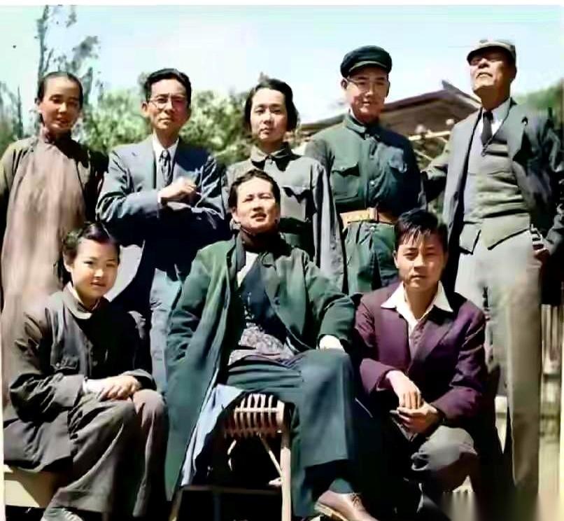 这张1949年的老照片，定格了林徽因生命里最撕裂的一天。镜头前，她（前排中间）