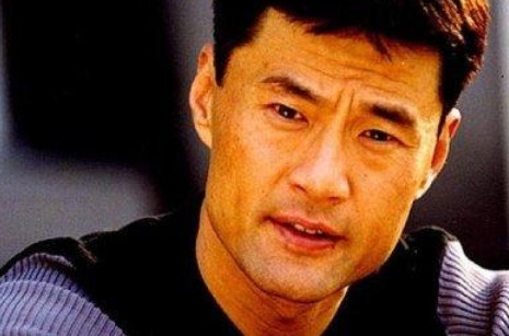 2021年6月，于荣光的结发妻子王玉苓向法院申请冻结于荣光名下存款5000万，半