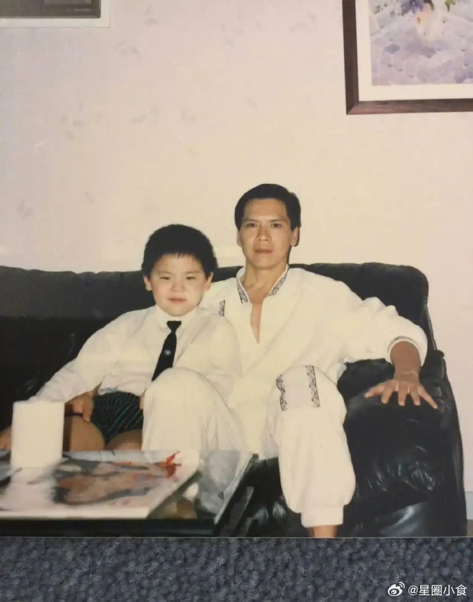 向华强带儿子向佐时严肃凶狠，抱孙女一脸慈祥有爱……