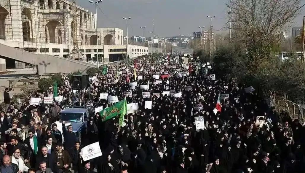 有人说：“伊朗变天的意义太重大了！这是第一张多米诺骨牌。前期变天的孟加拉、叙利亚