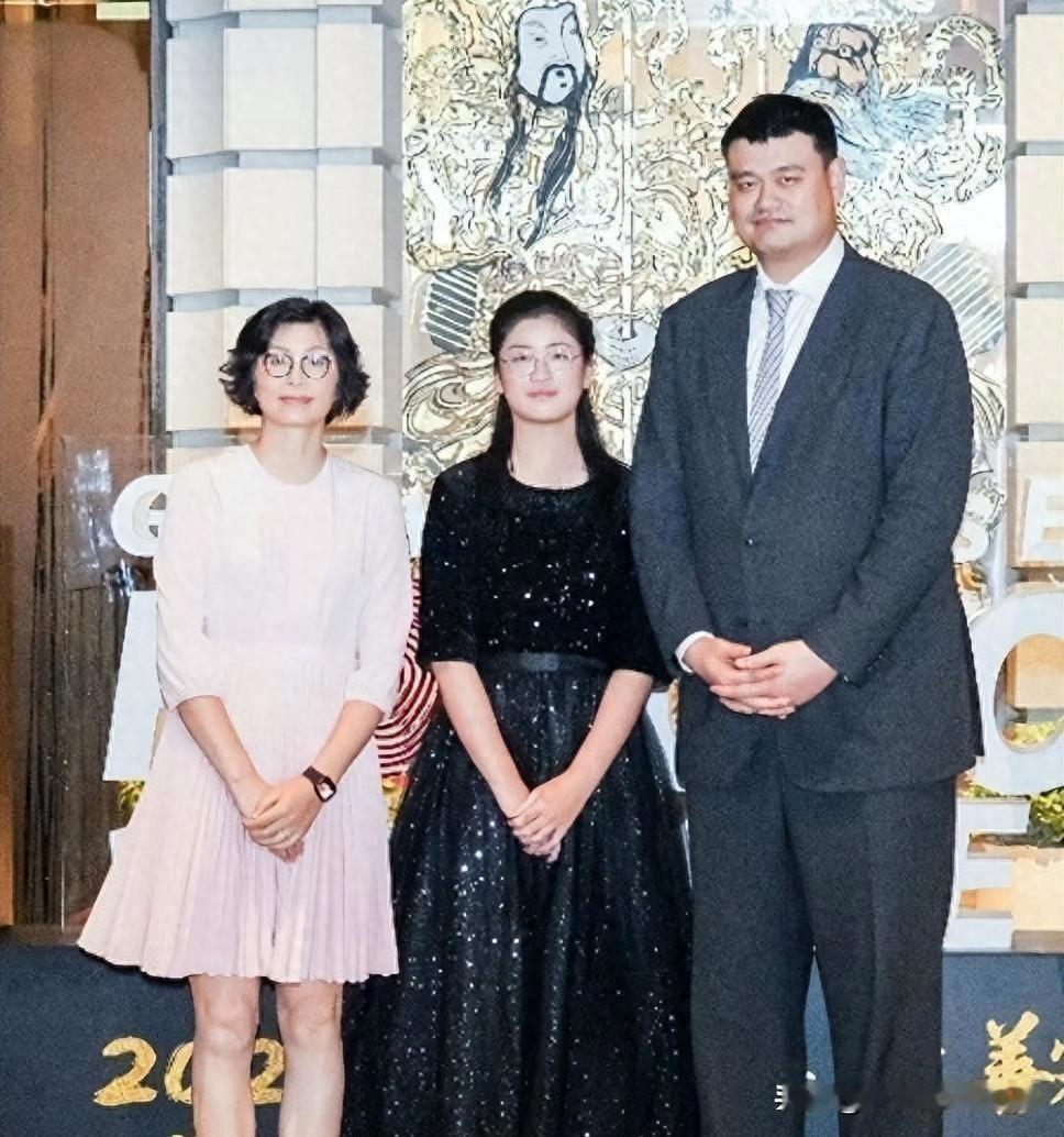 近日，姚明携15岁女儿姚沁蕾共同出席一场慈善晚宴，温情场景引发广泛关注。身高已近