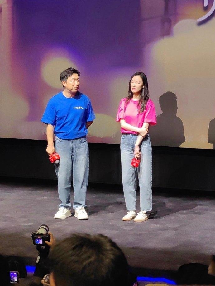 倪妮也已经开始断崖式的衰老了，一直被视为红毯女神的她，长相寡淡本人不年轻也不惊艳