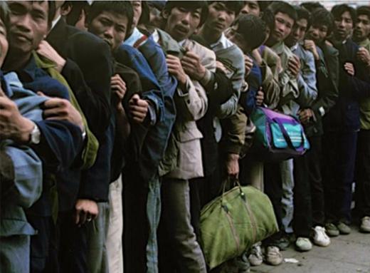 震惊全国的下岗潮，为何发生于90年代？几千万工人无端下岗，被说成人浮于事，偷奸耍