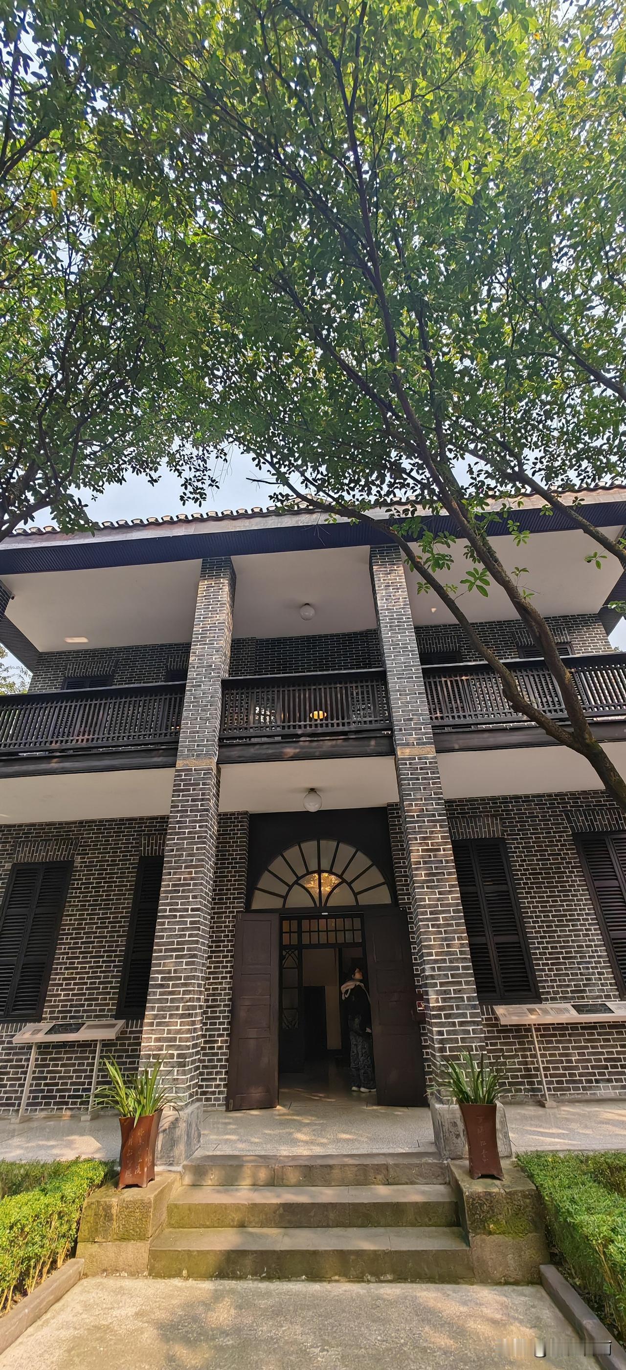 曾家岩50号的周公馆，是重庆最会讲故事的建筑群，漫步中山四路，青砖灰瓦间藏着无数