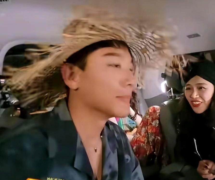 张晚意摇头晃脑到凌晨，嘴上说不去，身体却蹦得最野。嘴硬，真香，一秒现形。艺人行