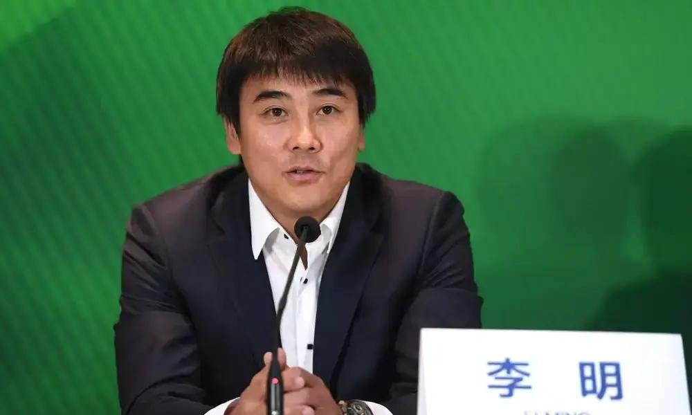 国安李明留任，球迷炸锅三战两败开局，他把奖金翻一倍，球员先懵了。工资条写着