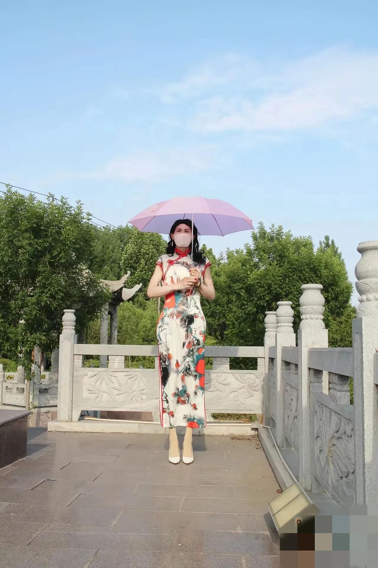 女人穿着这件旗袍拍照。身材特别好看漂亮，很优雅，大方优美的感觉，不过，看这个人