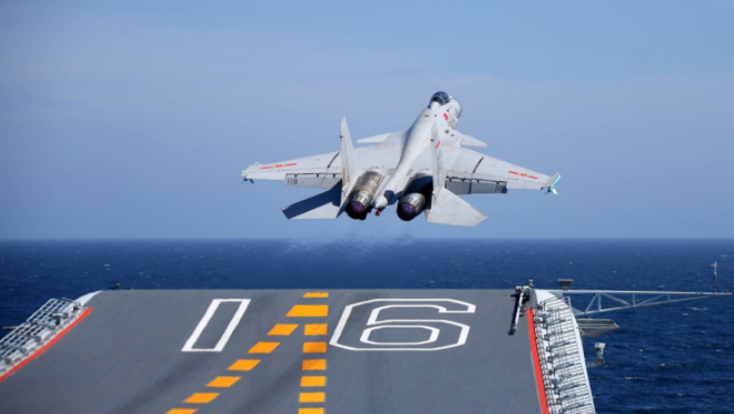 日本这是又自讨苦吃了，F-15在东海企图拦截我国辽宁舰，却被迫尝到歼-15的厉害