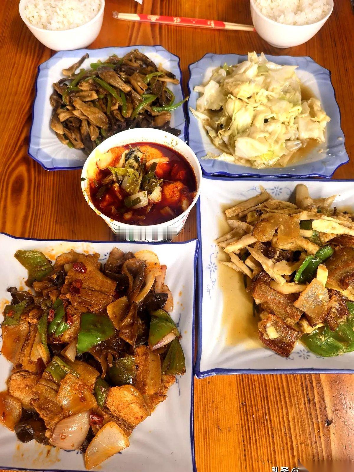 一顿饭143块。一个手撕包菜，一个竹笋炒腊肉，一个回锅肉，还有一个板栗菌。地