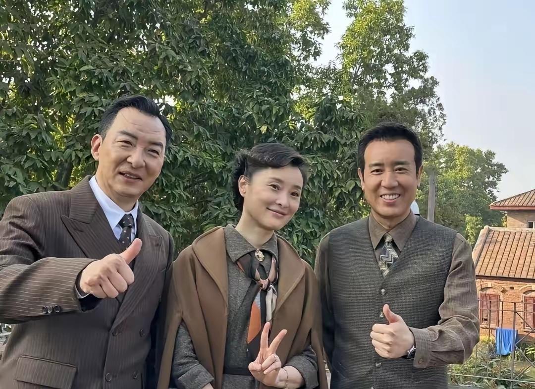 演员吴越说：“当时，我来到《沉默的荣耀》剧组，大家正在聊天的时候，突然我看见了我