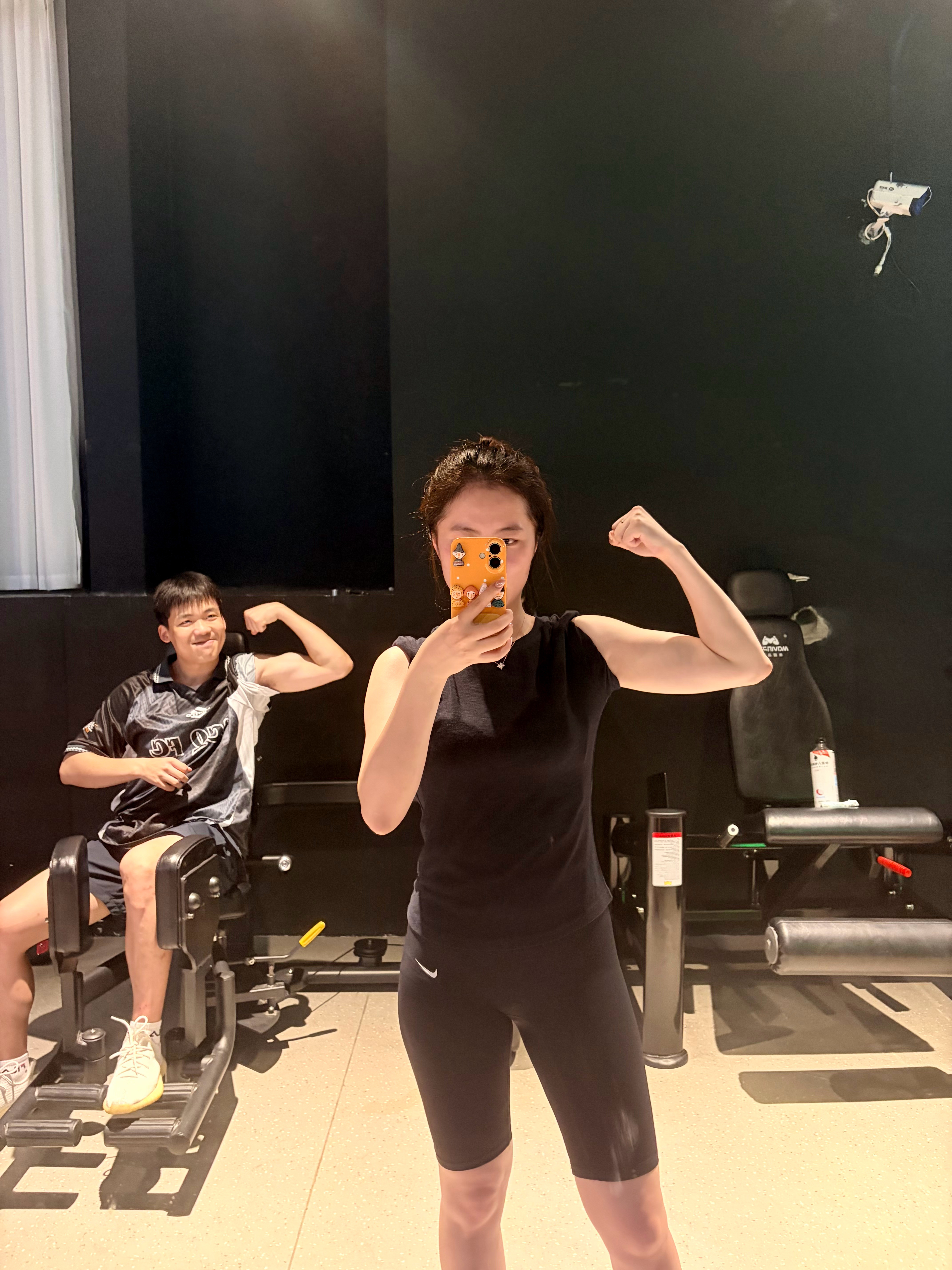 当发现有人拍照后的我💪​​​