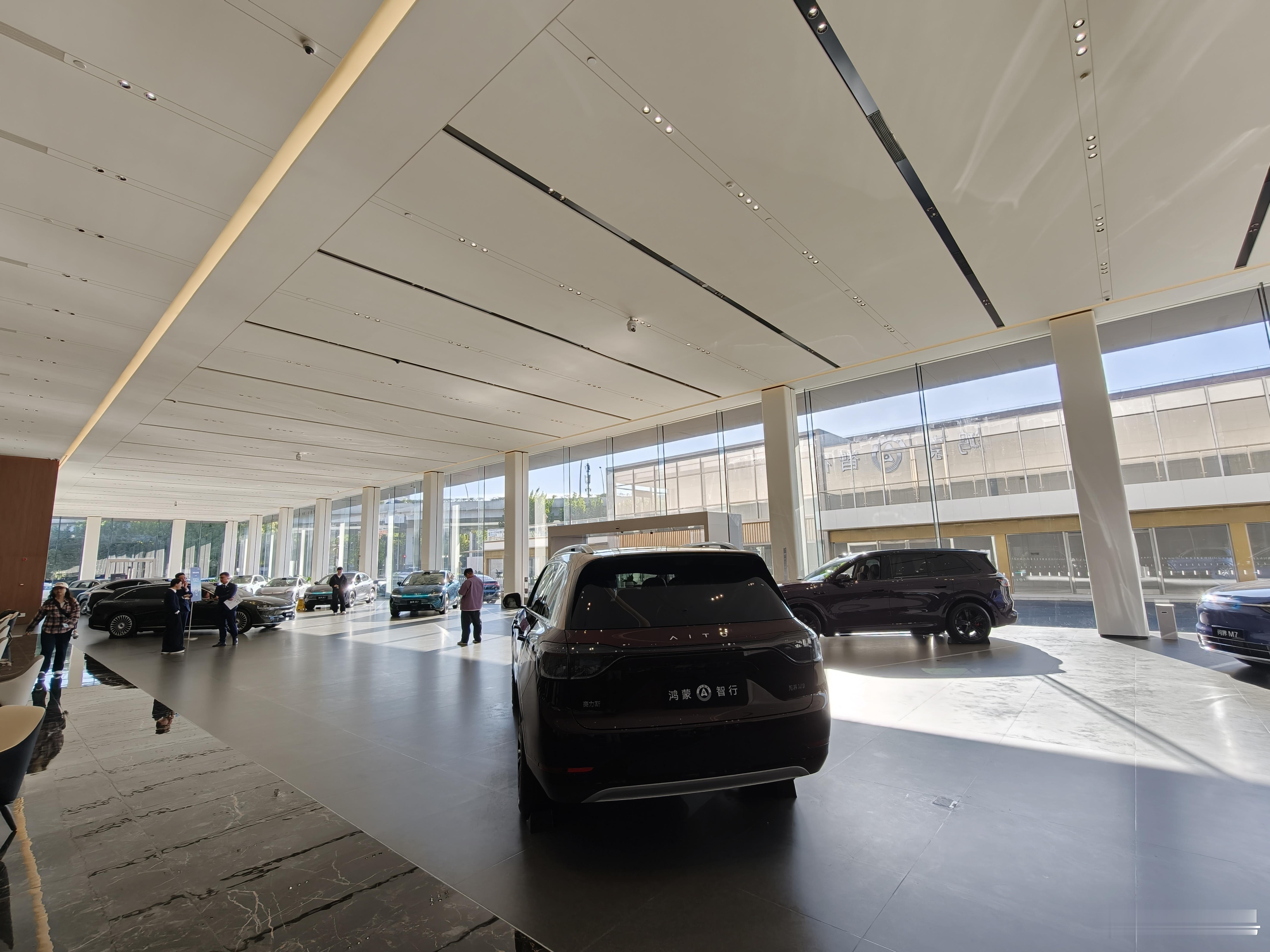 别问，今天来鸿蒙智行！