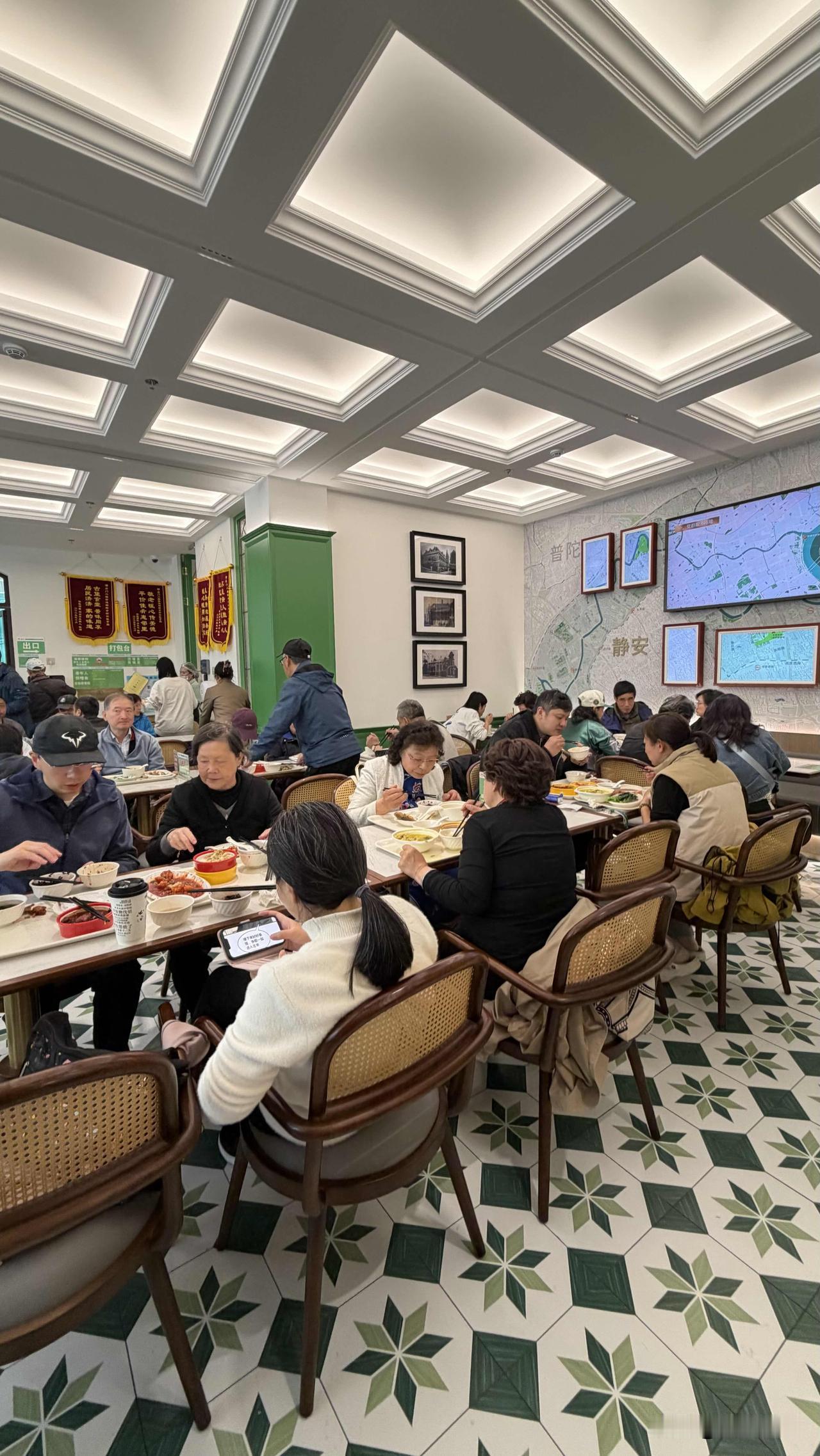 听说，樱花路菜场的楼上要开一个社区食堂，孙女同学的几位妈妈开心地议论着，都想去体