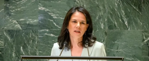 贝尔伯克当选联合国大会主席挺意外的。俄罗斯反对她，觉得她“无能”。他们还要求投票