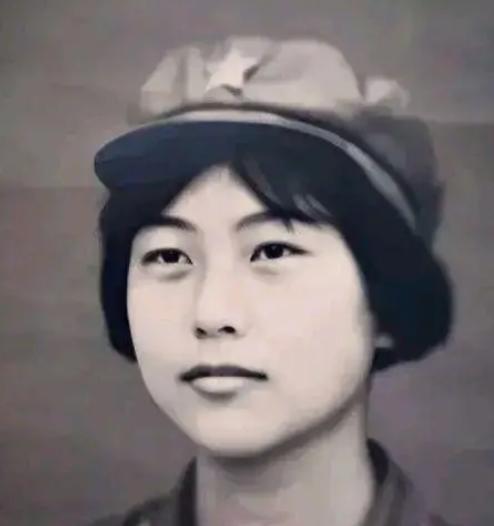 1982年，女飞行员刘晓莲在驾驶飞机爬升至700米时，突然被一架歼击机撞击，伴随