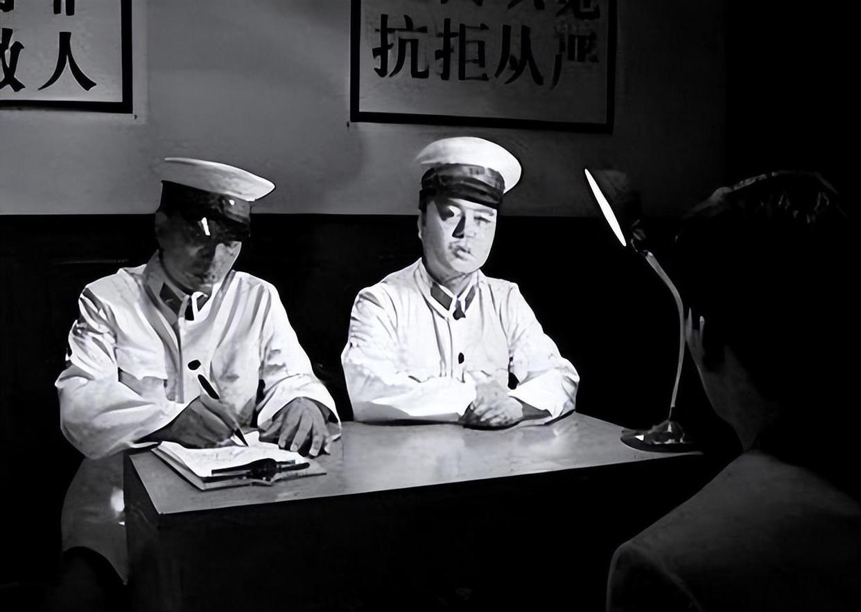 1955年，上海公安机关审查一名有历史疑点的人员，对面的老人沉默许久，低声说出一