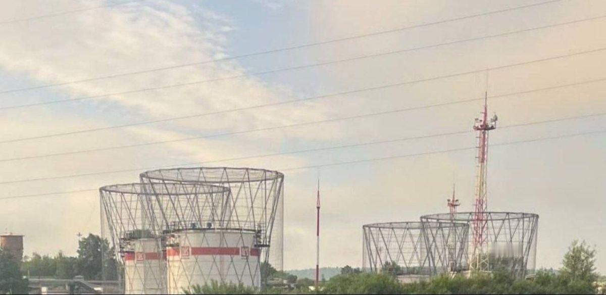 莫斯科炼油厂大型储油罐加装专用防护系统，用以应对针对油库的无人机袭击威胁。俄罗斯